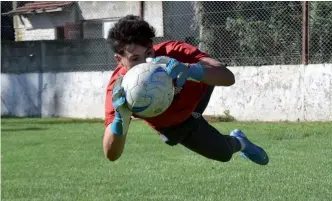  ??  ?? BUENAS aptitudes y una fe de hierro. Martín García se sumó a Olimpo con la idea de volar más alto.