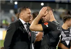  ??  ?? David Kidwell commiserat­es with Simon Mannering.