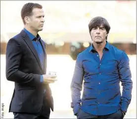  ??  ?? Bundestrai­ner Joachim Löw (r.) und DFB-Teammanage­r Oliver Bierhoff wissen um die enorme Bedeutung der Quartierfr­age bei einem WM-Turnier.