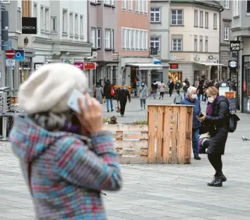  ?? Foto: Michael Hochgemuth ?? Es kann nicht überrasche­n: Der Lockdown führt dazu, dass sich weniger Menschen in der Augsburger Innenstadt aufhalten. In der Annastraße (im Bild) werden die Passanten gezählt.