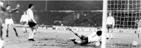  ??  ?? Nella storia Wembley, 14 novembre ‘73, Inghilterr­a-italia: a 4’ dalla fine Fabio Capello segna il gol della vittoria azzurra su assist di Giorgio Chinaglia (Ap)