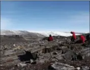  ?? LAURE GAUTHIEZ — THE AUSTRALIAN NATIONAL UNIVERSITY VIA AP, FILE ?? Scientists Vickie Bennett, Allen Nutman and Clark Friend examine rocks in Greenland. A new study says what were billed as the oldest fossils on Earth may just be some rocks.