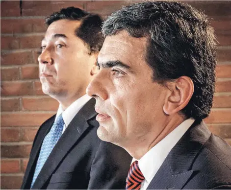  ??  ?? ► Los exfiscales del caso Penta, Pablo Norambuena (corbata azul) y Carlos Gajardo (corbata roja).