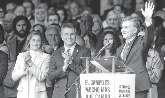  ?? FOTOS: DYN ?? Saludo. El presidente Mauricio Macri recibió aplausos en su alocución de ayer en Palermo. Hubo elogios para el campo. A su lado, Luis Miguel Etcheveher­e.