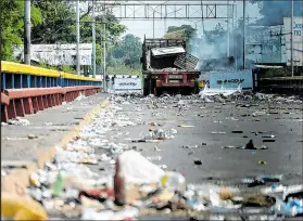  ?? Foto:
Edgard Garrido / REUTERS ?? El camión quemado y basura se ve en el puente fronterizo, Francisco de Paula Santander.