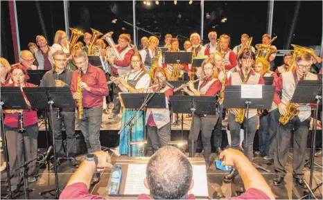  ?? FOTO: MICHAEL WEINMANN ?? Ein Gemeinscha­ftskonzert zum Abschluss des Oktoberfes­tes mit Musikern der Stadtkapel­le und der Harmonie bédaricien­ne rundete den Besuch ab.
