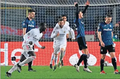  ??  ?? Ferland Mendy corre a celebrar el gol que marcó ayer a la Atalanta: su segundo tanto en el mes de febrero.