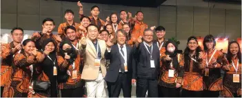  ?? — Photo by Nur Shazreena Ali ?? Eom, flanked by Lee (front, fifth left) and Moon, in a group photo with the young Sarawakian designers at Sarawak Design Week 2023 in Kuching.