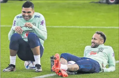  ?? ?? Casemiro, junto a Neymar en uno de los entrenamie­ntos de Qatar en Doha.