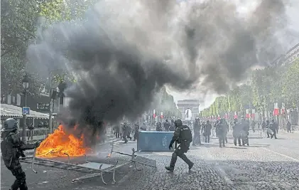  ?? AFP ?? Batalla campal. Policías y Chalecos Amarillos se enfrentaro­n en la avenida del Arco del Triunfo.