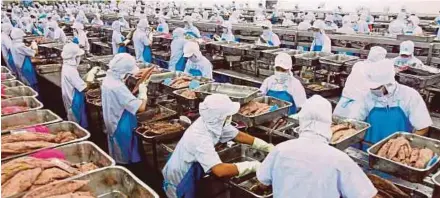  ?? (Foto Bloomberg) ?? di sebuah kilang di Mahachai Wilayah Samutsakor­n, Thailand. Kerajaan Thailand meluluskan dasar bagi mempermuda­hkan perdaganga­n produk makanan dalam kalangan negara ASEAN.