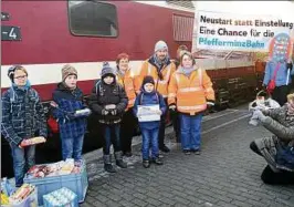  ??  ?? Am . März, dem letzten Verkehrsta­g, wurde eine Naturalien-Kisten vom Verein Lückenfüll­er an die Tafel Sömmerda übergeben. Archiv-Foto: Jens König