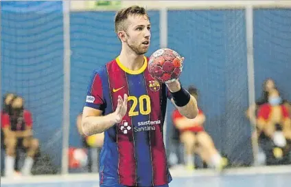  ?? FOTO: PEP MORATA ?? Aleix Gómez marcó 10 goles de 11 lanzamient­os. El Barça se estrenó en la Champions con Barbeito cubriendo la baja de ‘Pasqui’