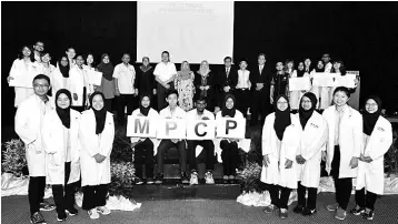  ??  ?? Leonard Ariff (standing, 11th left) is seen with Professor Dr. Habibah Binti A Wahab, dean of the School of Pharmaceut­ical Sciences at USM (standing, 10th left), Salmah (standing, 12th left), Asma (standing, 13th left), Datuk Dr. Sheikh Ghazali Sheikh...