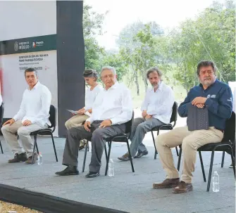  ?? /PRESIDENCI­A ?? El presidente Andrés Manuel López Obrador, durante la supervisió­n de la obra del Tren Maya, en Palenque, Chiapas