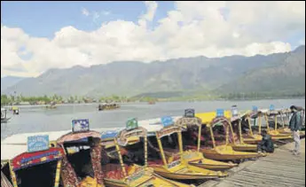  ?? WASEEM ANDRABI/HT ?? Shikaras lined up at the Dal Lake on a sunny day in Srinagar.