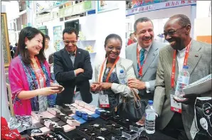  ?? PHOTOS PROVIDED TO CHINA DAILY ?? Participan­ts of a previous China-Northeast Asia Expo check out goods at a stand in Changchun, Jilin province.