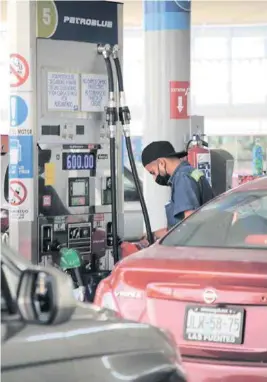  ??  ?? EL INFORMADOR • F. ATILANO
AL ALZA. Debido a los cambios al IEPS, el incremento al precio de la gasolina ya se nota en la metrópoli.