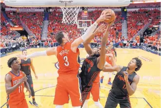  ?? VERONICA DOMINACH/ASSOCIATED PRESS ?? New Orleans’ Nikola Mirotic (3) blocks a shot by Portland’s Maurice Harkless during the Pelicans’ Game 3 romp over the Blazers in the Crescent City.