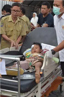  ?? AFP ?? AN INJURED BOY gets medical help at a makeshift ward set up outside the Moh. Ruslan hospital in Mataram on the Indonesian island of Lombok on Aug. 6, the morning after a 6.9 magnitude earthquake stuck the island.