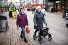  ?? FOTO: KJARTAN BJELLAND ?? 87-årige Else Sollie (t.h) går om lag tre kilometer hjem fra Markens til Lund for å slippe å omgås folk på bussen. Dattera Turid Weld til venstre.