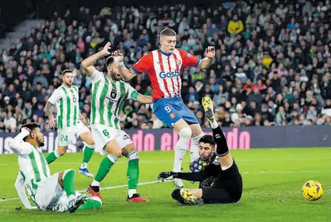  ?? // EFE ?? El Girona cedió un empate en el Benito Villamarín en el duelo de la primera vuelta
