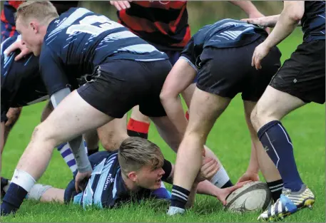  ?? Photo by Michelle Cooper Galvin ?? Neil O’Shea, Killorglin, feeds the ball back to his teammates against Bantry on Sunday.