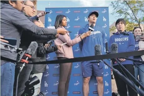 ?? ?? Shohei Ohtani mientras ofrecía declaracio­nes a la prensa a su llegada en el inicio de las prácticas de los Dodgers.