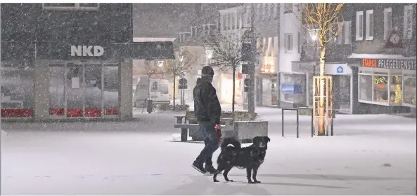  ??  ?? Eine nahezu menschenle­ere Innenstadt: Nur ein einsamer Gassi-Geher lief über den Marktplatz.