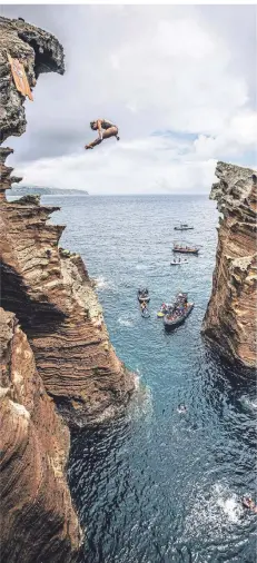  ?? FOTO: ROMINA AMATO/RED BULL CLIFF DIVING/DPA ?? Eine Sportlerin will hoch hinaus: Iris Schmidbaue­r springt vom 21 Meter hohen Cliff auf Vila Franca do Campo in Portugal.