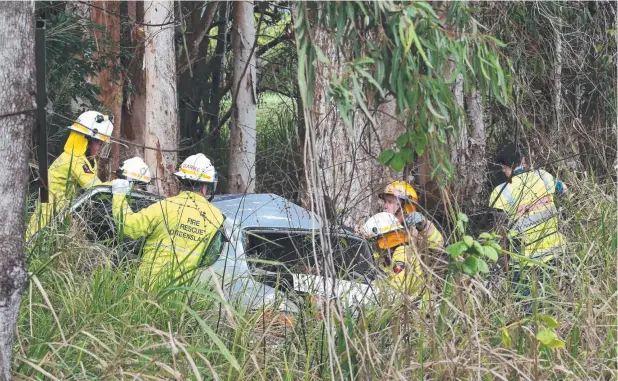  ?? Picture: ANNA ROGERS ?? HARD LANDING: Emergency services attend a crash between a car and a bus on Yorkeys Knob Access Rd and Dunne Rd.