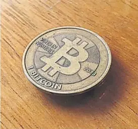  ??  ?? Un bitcoin físico. Cada una de estas monedas vale 8.147 dólares.