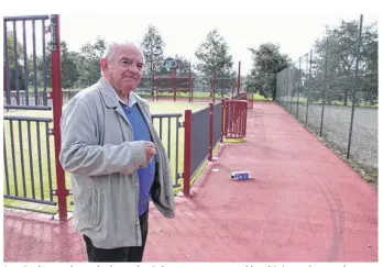  ??  ?? Jean-Paul Leroy, devant le city-stade où des groupes se rassemblen­t l’été et croient que leurs déchets vont aller tout seuls à la poubelle.