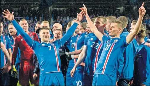  ??  ?? CELEBRACIÓ­N. Los jugadores de Islandia celebran junto a su afición su clasificac­ión tras vencer a Kosovo.