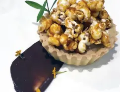  ??  ?? CHEF Justine’s praline tart with Malagos chocolate