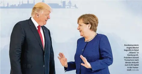  ?? FOTO: DPA ?? Bundeskanz­lerin Angela Merkel begrüßt im Hotel „Atlantic“in Hamburg USPräsiden­t Donald Trump kurz nach dessen Ankunft zum G20-Gipfel in der Hansestadt.