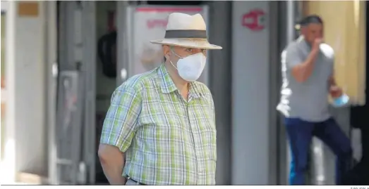  ?? JUAN AYALA ?? Un hombre camina por la calle protegido con su mascarilla.