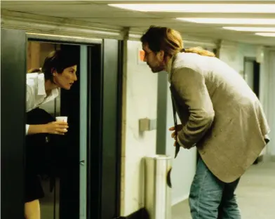  ?? FOTO: © 1999 - UNIVERSAL STUDIOS, INC. ?? KOLLEGOR. Craig (John Cusack) blir förtjust i Maxine (Catherine Keener).