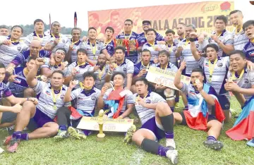  ??  ?? FAMILIAR TERRITORY ... Sabah Eagles beat Kelantan 47-45 to clinch their fifth Agong’s Cup Rugby Championsh­ip title in Sungai Besi yesterday.