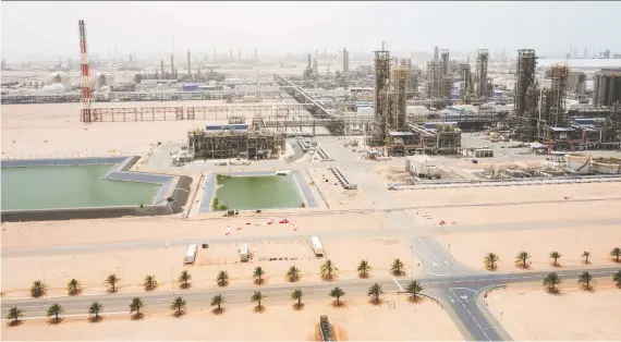  ?? BLOOMBERG FILES ?? Abu Dhabi is shelling out US$122 billion to ramp up production at the Abu Dhabi National Oil Co., whose facility is pictured, despite the global oil price collapse.