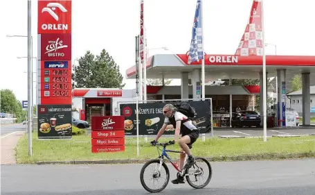  ?? FOTO MAFRA – IVETA LHOTSKÁ ?? Jedna z prvních čerpacích stanic, které polský petrolejář­ský koncern PKN Orlen přebarvil z tradiční značky Benzina, je ta v Chomutově. Do konce letošního roku by jich však logo mělo změnit kolem deseti a postupem času všechny.