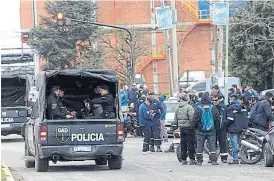  ?? Santiago hafford ?? La protesta de la Uocra en la planta de YPF