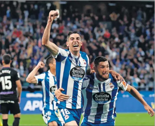  ??  ?? ALEGRÍA CORUÑESA. Carlos y Borja Valle celebran uno de los goles que dieron la victoria al Deportivo ante el Málaga.