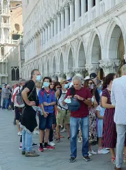  ??  ?? Distanziam­ento Code ai musei e spiagge super affollate, il tema del distanziam­ento è sempre più difficile