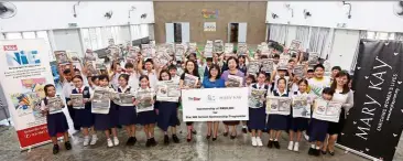  ?? - IZZRAFIQ ALIAS /The Star ?? Posing with the pupils are (holding the mock cheque, from left to right) Mary Kay marketing director (Malaysia and Singapore) Karen Ng, Cho and Khor at SJK(C) Chung Hwa Damansara, Petaling Jaya.