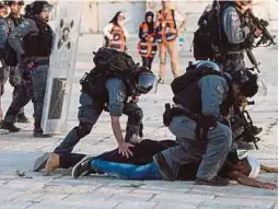  ?? [ FOTO AFP / EPA ] ?? Seorang jemaah ditahan polis Zionis di pekarangan Al-aqsa.