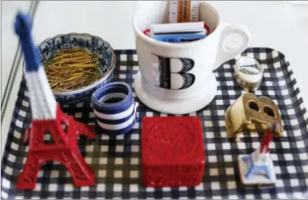  ?? LU TAPP/BURNHAM DESIGN VIA AP ?? Handmade ceramics serve to personaliz­e this collection of pretty and practical items arranged on a desktop in a home designed by Burnham Design of Los Angeles.