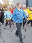  ?? FOTO: WALTER SAUTTER ?? Mit und ohne Stöcke und sogar mit dem Rollator absolviere­n die Teilnehmer die verschiede­nen Strecken des Dia-Walks.