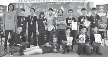  ??  ?? Ryan (crouching, left) with participan­ts of Sarawak Regional Yoyo Contest 2017 held at Kuching Sentral here last Sunday (March 19).