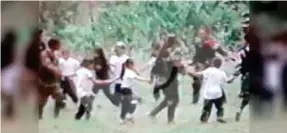  ??  ?? RONDA. Esta imagen de guerriller­os con niños de una escuel no fue en Venezuela sino en el departamen­to del Cauca. (El Colombiano)